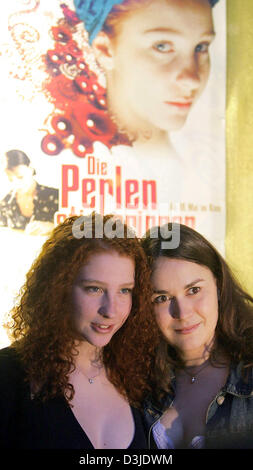 (Afp) - L'actrice française Lola Naymark (L) et directeur Eleonore Faucher sourire avant que l'Allemagne premier ministre de leur film 'Die Perlenstickerinnnen» (Brodeuses) au Cinéma Paris à Berlin, Allemagne, 3 mai 2005. Le film a été déjà accordé au festival du film de Cannes et commence dans les salles de cinéma dans toute l'Allemagne le 19 mai 2005. Banque D'Images
