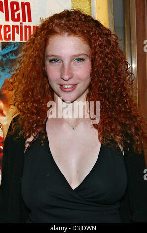 (Afp) - L'actrice française Lola Naymark sourit avant de l'Allemagne, premier ministre de son film 'Die Perlenstickerinnnen» (Brodeuses) au Cinéma Paris à Berlin, Allemagne, 3 mai 2005. Le film a été déjà accordé au festival du film de Cannes et commence l'ensemble de l'Allemagne le 19 mai 2005. Banque D'Images