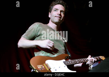 (Afp) - le chanteur Richard Marx effectue lors d'un concert à Dresde, Allemagne, 28 avril 2005. Banque D'Images