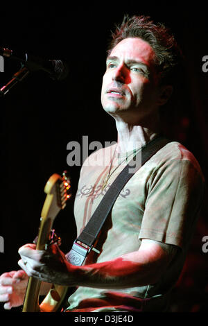 (Afp) - le chanteur Richard Marx effectue lors d'un concert à Dresde, Allemagne, 28 avril 2005. Banque D'Images