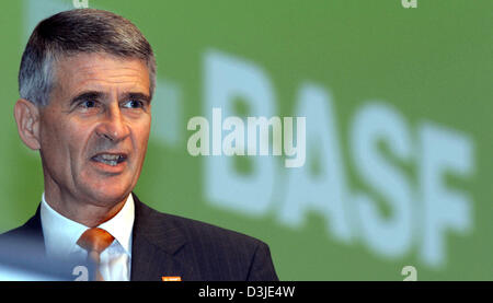 (Afp) - Jürgen Hambrecht, Président du groupe chimique BASF, parle au cours de l'Assemblée générale à Mannheim, Allemagne, jeudi, 28 avril 2005. Le plus grand groupe chimique a commencé l'année 2005 avec une croissance du chiffre d'affaires et le bénéfice. Contrairement à la même période l'an dernier, le bénéfice du premier trimestre a augmenté de 11,4  % à 10,08 milliards d'euros. Banque D'Images