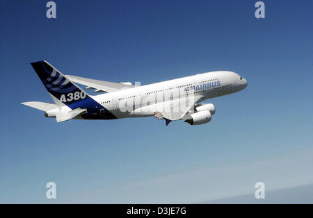 (Afp) - Le prototype du nouvel Airbus A380 perfomrs son premier vol d'essai près de Toulouse, France, 27 avril 2005. Le plus grand avion de passagers a décollé pour la première fois à bord avec deux pilotes d'essai et de quatre ingénieurs de vol et 30 ingénieurs sur le terrain a analysé les données de vol pendant le vol d'essai. L'avion a une envergure de 80 mètres et sa version standard Banque D'Images