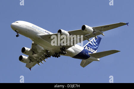 (Afp) - Le prototype du nouvel Airbus A380 perfomrs son premier vol d'essai près de Toulouse, France, 27 avril 2005. Le plus grand avion de passagers a décollé pour la première fois à bord avec deux pilotes d'essai et de quatre ingénieurs de vol et 30 ingénieurs sur le terrain a analysé les données de vol pendant le vol d'essai. L'avion a une envergure de 80 mètres et sa version standard Banque D'Images