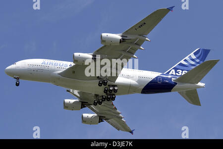 (Afp) - Le prototype du nouvel Airbus A380 perfomrs son premier vol d'essai près de Toulouse, France, 27 avril 2005. Le plus grand avion de passagers a décollé pour la première fois à bord avec deux pilotes d'essai et de quatre ingénieurs de vol et 30 ingénieurs sur le terrain a analysé les données de vol pendant le vol d'essai. L'avion a une envergure de 80 mètres et sa version standard Banque D'Images