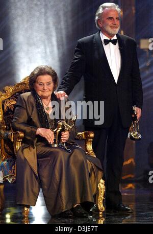 (Afp) - L'actrice Maria Schell et son frère Maximilian sont émotionnellement remué durant la 54e cérémonie de remise des prix-Bambi à l'hôtel Estrel à Berlin, Allemagne, le 21 novembre 2002. Les deux ont reçu le prix pour leur-Bambi travail à vie. Maria Schell est décédé en raison d'une pneumonie à l'âge de 79 ans dans la région de Roma, l'Autriche, le mardi 26 avril 2005. Sa grande carrière a commencé dans les années 1950. Banque D'Images