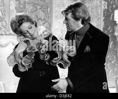 (Afp) - Les acteurs autrichiens O.W. Fischer (R) et Maria Schell flirter dans la 'jouer' Teerosen Plateau (roses) à Baden-Baden, Allemagne, 25 mars 1976. Maria Schell est décédé en raison d'une pneumonie à l'âge de 79 ans dans la région de Roma, l'Autriche, le mardi 26 avril 2005. Sa grande carrière a commencé dans les années 1950. En 1954, elle a reçu le prix de la meilleure actrice à Cannes pour son rôle dans le film anti-guerre 'Die letzte Banque D'Images