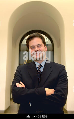 (Afp) - Max Hollein, directeur de la galerie d'art Schirn, sourire alors qu'il se tient dans l'entrée de l'institut d'art Staedel à Francfort, Allemagne, le mardi, 26 avril 2005. Hollein sera également assumer la responsabilité de la traditionnelle Musée Städel à Francfort. L'Autrichien de 35 ans va réussir l'ancien directeur de l'Staedle, Herbert Beck, qui prend sa retraite à la fin de cette y Banque D'Images