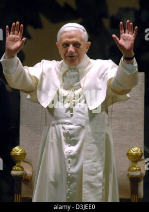 (Afp) - Le pape Benoît XVI s'élève face à un microphone et des gestes qu'il accueille plusieurs milliers de journalistes dans la salle de réception au Vatican à Rome, Italie, 23 avril 2005. Au cours de la réception, le 78 ans, le Pape a lancé un appel aux médias pour démontrer une approche responsable afin d'apporter une contribution positive à la société. Banque D'Images