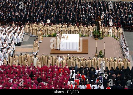 (Afp) - Le pape Benoît XVI (C) se tient derrière l'autel, encadré par les cardinaux, les membres du clergé et les invités d'État, pendant le service de l'église sur la Place Saint Pierre au Vatican, à Rome, Italie, 24 avril 2005. Le pape Benoît XVI a été nommé le nouveau chef de l'église catholique romaine, aujourd'hui, le dimanche 24 avril 2005. Banque D'Images