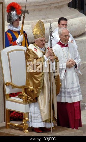 (Afp) - Le pape Benoît XVI (C) se présente, vêtue de sa robe et le Tiara, durant le service sur la Place Saint Pierre au Vatican à Rome, Italie, 24 avril 2005. Le pape Benoît XVI a été nommé le nouveau chef de l'église catholique romaine, aujourd'hui, le dimanche 24 avril 2005. Banque D'Images