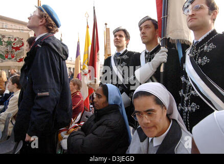 (Afp) - Les membres de fraternités allemandes (R) Inscrivez-vous des nonnes et des pèlerins qui participent à la messe sur la Place Saint-Pierre au Vatican à Rome, Italie, 24 avril 2005. Le pape Benoît XVI a été nommé le nouveau chef de l'église catholique romaine, aujourd'hui, le dimanche 24 avril 2005. Autour de 100 000 personnes ont pris part à l'événement Banque D'Images