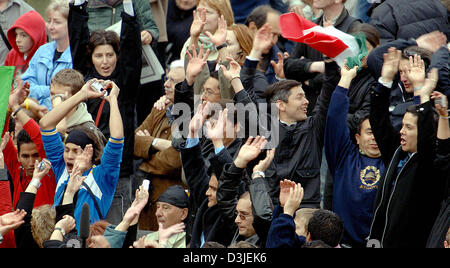 (Afp) - Belivers et pèlerins cheers et lever la main alors qu'ils célèbrent le nouveau Pape Benoît XVI sur la place Saint-Pierre en Rom, Italie, 19 avril 2005. Les 115 cardinaux d'accord déjà sur Joseph Ratzinger comme successeur de feu le Pape Jean Paul II, sans doute après le quatrième tour au cours de conclave dans la seizième Chapelle. Banque D'Images