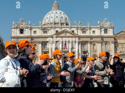 (Afp) - Une classe d'école, de l'Italie cheer et célébrer le pape nouvellement élu, puisqu'elles se tiennent sur la Place Saint Pierre au Vatican, à Rome, Italie, le vendredi, 22 avril 2005. La cérémonie d'inauguration du nouveau Pape Benoît XVI aura lieu en face de la Basilique St Pierre le dimanche, 24 avril 2005. Banque D'Images