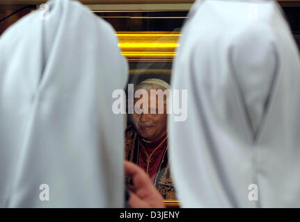 (Afp) - Deux religieuses regarde une photo du nouveau Pape Benoît XVI dans une fenêtre de magasinage à Rome, Italie, le jeudi, 21 avril 2005. Le conclave a élu le cardinal allemand Joseph Ratzinger comme Pape, mardi soir, 19 avril 2005. Banque D'Images