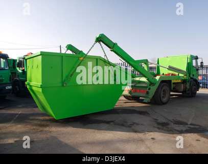 Aller vert est hissé sur un camion d'élimination Banque D'Images