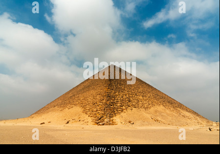 Pyramide (Pyramide Rouge du Nord), la plus grande du vieux Royaume Pyramides de Dahchour nécropole, Egypte Banque D'Images