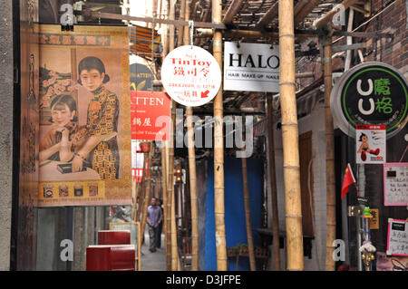 Les échafaudages en bambou dans une ruelle de Tianzifang, une partie rénovée dans la Concession française près de Taikang Lu, Shanghai - Chine Banque D'Images