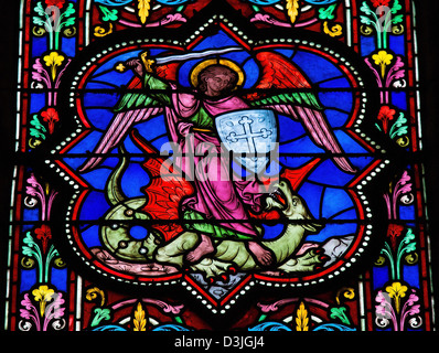 Vitrail représentant Saint Michel Archange terrassant Satan comme un dragon Banque D'Images