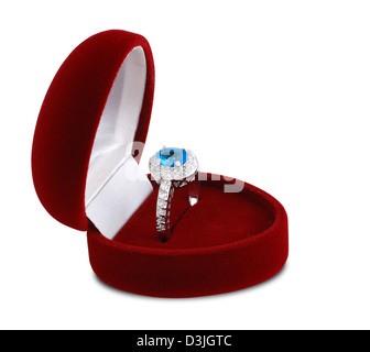 Anneau de diamant de velours rouge fort isolé sur fond blanc Banque D'Images