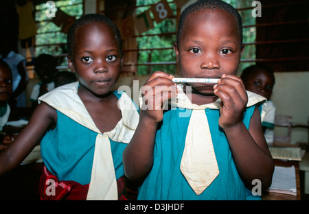 Jeunes élèves d'une école primaire financée à l'étranger pour les filles de familles pauvres. Kampala, Ouganda Banque D'Images