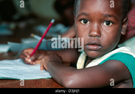 Portrait en gros plan d'un jeune élève dans une école primaire pour les filles pauvres. Kampala. Ouganda Banque D'Images