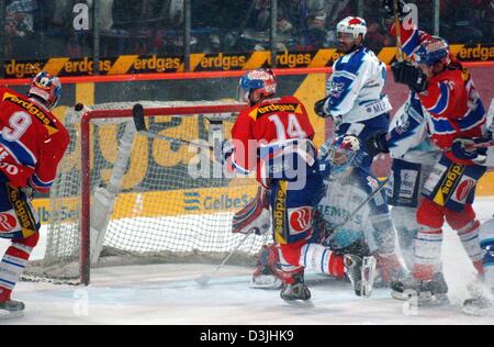 (Dpa) - Berlin's Erik Cole (L) marque le 1-1 égaliseur, dans la ligue de hockey sur glace allemand correspondance entre Berlin et Eisbaeren Adler Mannheim en Berlin, 15 avril 2005. L'égaliseur a été mis en place par Berlin's Stefan Usdorf (no 14), tandis que Berlin's player Nathan Dempsey acclamé et Mannheim's gardien Cristobal Huet et Yannick Tremblay ne pouvait pas intervenir. Berlin a déjà gagné de la première Banque D'Images