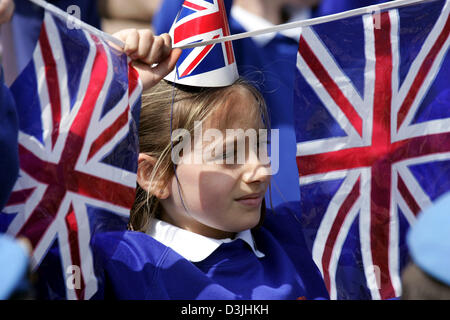 (Afp) - une petite fille d'une école élémentaire britannique, portant un chapeau et tenant des drapeaux représentant l'Union Jack, témoins de la visite de la princesse Anne à l'armée britannique, base du 3e Régiment du Royal Horse Artillery' dans Bergen-Hohne, l'Allemagne, jeudi, 21 avril 2005. La princesse Anne a remis le Wilkinson Sword de la paix 2003 au commandant le lieutenant-colonel Peter Harrison Banque D'Images