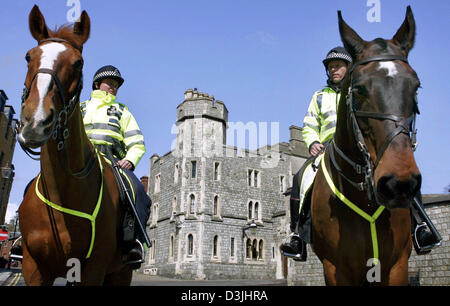 (Afp) - Deux policiers haut assis sur leurs chevaux près du château de Windsor à Windsor, en Angleterre, 7 avril 2005. Le Prince Charles et son partenaire à long terme de Camilla Parker Bowles mariés dans une courte cérémonie à Windsor, le 9 avril 2005. Banque D'Images