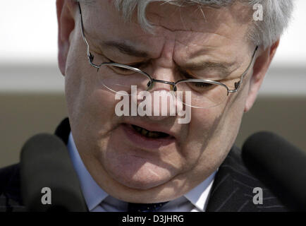 (Afp) - Le ministre allemand des Affaires étrangères Joschka Fischer (Buendnis 90/Die Gruenen) tient un discours lors de la cérémonie au 'Station Z' au lieu de mémoire de l'ancien camp de concentration de Sachsenhausen, près de Oranienburg, Allemagne, un dimanche d'avril 2005. Le service commémoratif a commémoré le 60e anniversaire de la libération du camp de Sachsenhausen. Près de 3 000 personnes ont participé à la ceremoni Banque D'Images