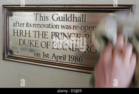 (Afp) - La photographie montre un nettoyage à la main un panneau à l'entrée de la "Guildhall" à Windsor, en Angleterre, 6 avril 2005. Dans le Guildhall, le Prince Charles et son partenaire à long terme de Camilla Parker Bowles mariés dans une courte cérémonie 9 avril 2005. Banque D'Images