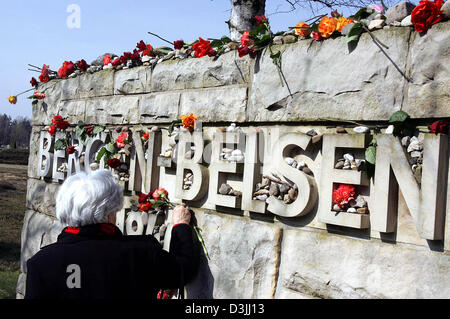 (Afp) - un survivant a déposé des fleurs sur une pierre commémorative à l'occasion du 60e anniversaire de la libération du camp de concentration de Bergen-Belsen, Allemagne, 15 avril 2005. Camp de Bergen-Belsen est libéré par les troupes britanniques le 15 avril 1945. 100 000 prisonniers de 40 pays, dont 50 000 prisonniers de guerre soviétiques et 30.000 Juifs, sont morts dans le camp. Le MEMOR Banque D'Images