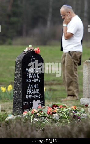 (Afp) - Asher Bivas se trouve à côté d'une pierre commémorative pour Anne et Margot Frank à l'ancien camp de concentration de Bergen-Belsen à l'occasion du 60e anniversaire de la libération du camp de Bergen-Belsen, en Allemagne, vendredi, 15 avril 2005. Anne Frank a été transféré du camp de concentration de Bergen-Belsen à Ausschwitz 30 octobre 1944 et y est mort avec Margot du typhus en février dans Banque D'Images