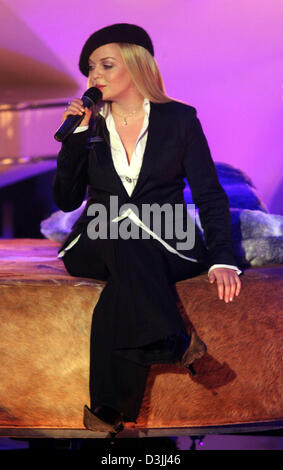 (Afp) - La chanteuse pop allemande Annett Louisan effectue une chanson pendant la 14e Echo Awards à Berlin, 02 avril 2005. Banque D'Images