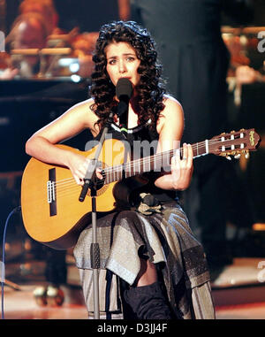 (Afp) - La chanteuse britannique Katie Melua joue de la guitare pendant l'émission TV 'grand soir' musique à Munich, Allemagne, 7 avril 2005. À l'émission ont été invités stars de la musique classique ainsi que des chanteurs pop, qui interprètent leurs chansons. symphonically Banque D'Images