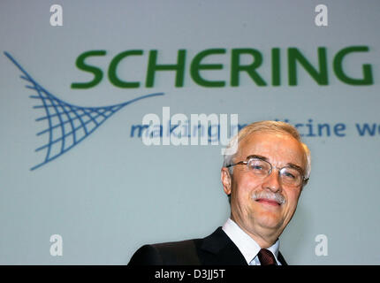 (Afp) - Hubertus Erlen (L), Président de Schering AG, illustré duirng l'assemblée générale annuelle au Centre international des congrès (ICC) de Berlin, 14 avril 2005. Banque D'Images