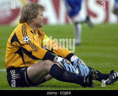 (Afp) - le gardien du Bayern Munich Oliver Kahn se trouve frustré sur le pitchcries ayant reconnu l'Chelsea FC 0-1 but durant leur Ligue des Champions, quart de finale, match retour match de football au stade olympique de Munich, Allemagne, le 12 avril 2005. Banque D'Images