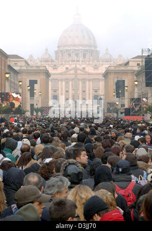 (Afp) - plusieurs milliers de fidèles se tenir en face de la Basilique Saint Pierre pour payer leur hommage au Pape Jean Paul II au Vatican, État de la Cité du Vatican, le 6 avril 2005. Le Pape Jean Paul II est mort à l'âge de 84 ans au Vatican le samedi soir, 2 avril 2005. Banque D'Images