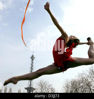 (Afp) - L'équipe nationale allemande de gymnastique rythmique Tina membre Giese montre ses compétences avec le groupe en face de la tour de radio de Berlin, Allemagne, 13 avril 2005. L'athlète des campagnes pour l'Allemande de gymnastique International Festival, qui a lieu à Berlin entre le 14 et le 20 avril 2005. Banque D'Images