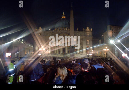 (Afp) - plusieurs milliers de fidèles se tenir en face de la Basilique Saint Pierre, qui est bien allumé, dans le Vatican, État de la Cité du Vatican, dans la nuit au 6 avril 2005. Jusqu'au 8 avril, la cathédrale a été ouverte jour et nuit pour les visiteurs du monde entier de sorte qu'ils étaient en mesure de payer leur rendre hommage au défunt pape Jean-Paul II. Banque D'Images