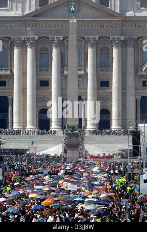 (Afp) - plusieurs milliers de personnes se tenir sous les parasols à des températures autour de 20 degrés celsius pendant l'attente en face de la Basilique Saint Pierre au Vatican, État de la Cité du Vatican, le 6 avril 2005. Jusqu'au 8 avril, la cathédrale a été ouverte jour et nuit pour les visiteurs du monde entier de sorte qu'ils étaient en mesure de payer leur rendre hommage au défunt pape Jean-Paul II. Banque D'Images