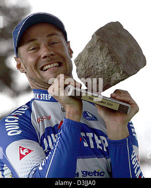 (Afp) - le cycliste belge Tom Boonen de l'équipe Quick Step tient son trophée après avoir remporté la 103e édition de la course cycliste Paris-Roubaix à Roubaix, France, 10 avril 2005. Banque D'Images