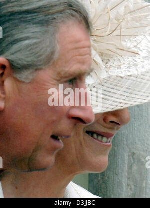 (Afp) - Le Prince Charles et son épouse Camilla Parker Bowles sourire alors qu'ils quittent la maison après leur mariage civil à Windsor, Royaume-Uni, 09 avril 2005. Banque D'Images