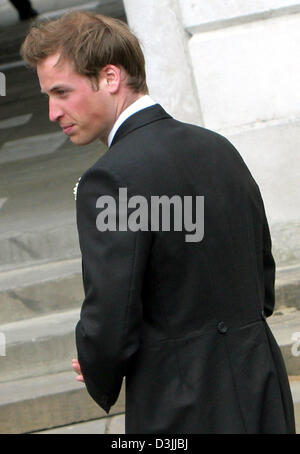 (Afp) - le prince William s'occupe du mariage de son père le prince Charles et Camilla Parker Bowles à Windsor, Royaume-Uni, 09 avril 2005. Banque D'Images