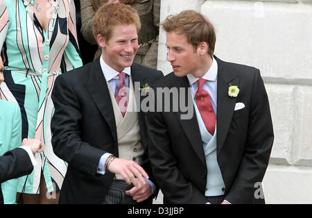 (Afp) - le prince Harry (L) et le Prince William sourire comme ils assister au mariage du Prince Charles et de Camilla Parker Bowles à Windsor, Royaume-Uni, 09 avril 2005. Banque D'Images