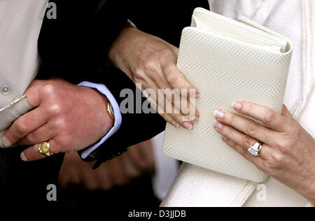 (Afp) - Le Prince Charles et Camilla Parker Bowles bras dessus, bras dessous à leur mariage à Windsor, Royaume-Uni, 09 avril 2005. Banque D'Images