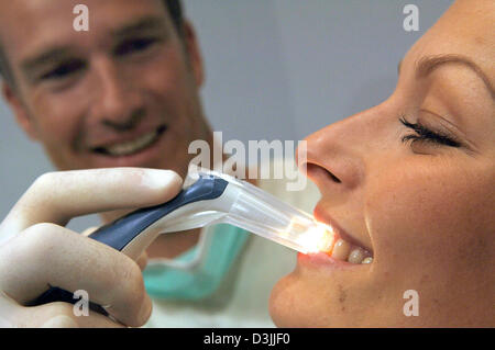(Afp) - Un dentiste utilise un outil pour déterminer la dent de droite couleur d'un patient à l'International Dental Show (IDS) de Cologne, Allemagne, 11 avril 2005. L'IDS se déroule du 12 avril au 16 avril 2005, où 1 550 exposants de 50 pays présentent leurs productsin le domaine de la médecine dentaire et hygiène dentaire. Banque D'Images