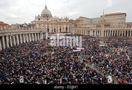 (Afp) - Environ 300 000 personnes assistent aux obsèques du pape Jean-Paul II à la place Saint Pierre au Vatican, État de la Cité du Vatican, le 8 avril 2005. Parmi les invités sont plus de 200 chefs d'Etat et de gouvernement du monde entier. Le Pape est mort à l'âge de 84 ans samedi dernier. Banque D'Images