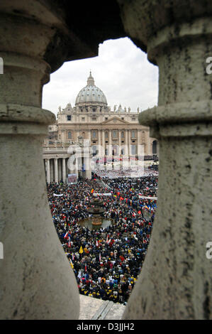 (Afp) - Environ 300 000 personnes assistent aux obsèques du pape Jean-Paul II à la place Saint-Pierre au Vatican, État de la Cité du Vatican, le 8 avril 2005. Parmi les invités sont plus de 200 chefs d'Etat et de gouvernement du monde entier. Le Pape est mort à l'âge de 84 ans samedi dernier. Banque D'Images