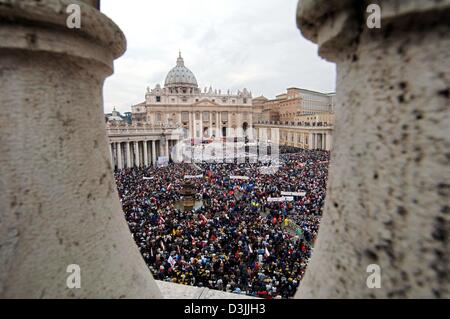 (Afp) - Environ 300 000 personnes assistent aux obsèques du pape Jean-Paul II à la place Saint-Pierre au Vatican, État de la Cité du Vatican, le 8 avril 2005. Parmi les invités sont plus de 200 chefs d'Etat et de gouvernement du monde entier. Le Pape est mort à l'âge de 84 ans samedi dernier. Banque D'Images