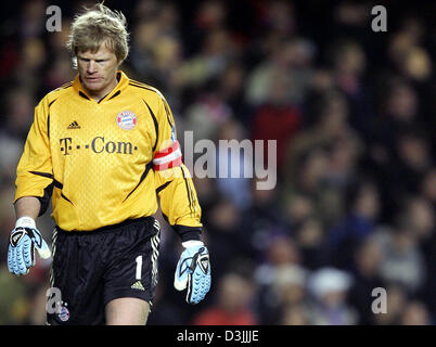 (Afp) - le gardien du Bayern Munich, Oliver Kahn a l'air abattu après la défaite 4-2 contre le FC Chelsea's au cours de leur ligue des Champions, quart de finale, match aller match de foot à Stamford Bridge, Londres, Royaume-Uni, 6 avril 2005. Banque D'Images